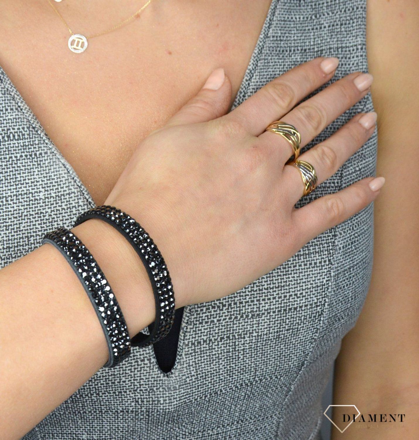 Złoty pierścionek 585 żółte i białe grawerowane złoto DIA-PRS-1729-585.jpg