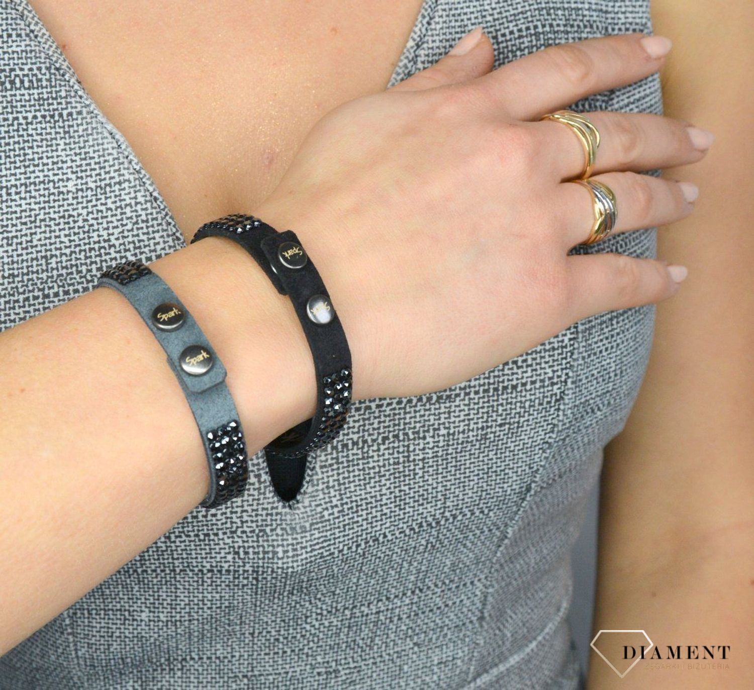 Złoty pierścionek 585 żółte i białe grawerowane złoto DIA-PRS-1729-585.jpg