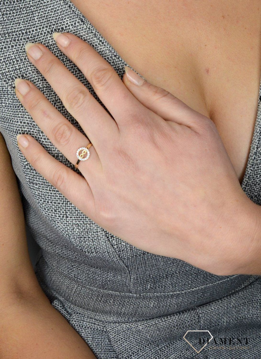 Złoty pierścionek nieskończoność z cyrkoniami 585.jpg