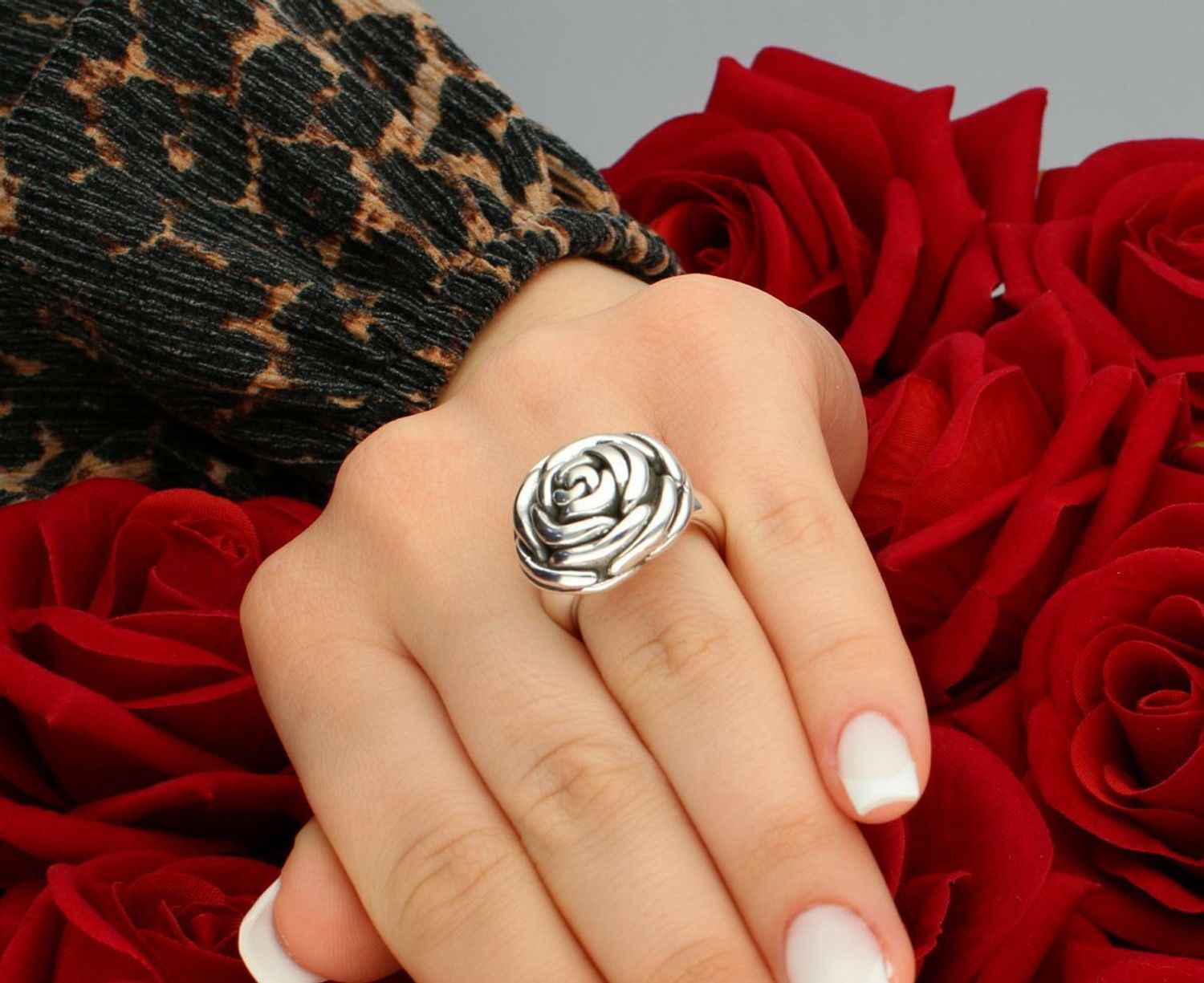 Pierścionek srebrny duża róża próba 925, DIA-PRS-17478R-925 Pierścionek srebrny z dużą różą, wykonany z wysokiej próby 925. Elegancki i romantyczny design1.jpg
