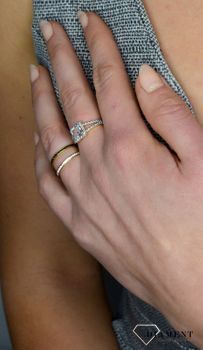 Złoty pierścionek 585 obrączka z białymi cyrkoniami wykonany ze złota próby 585 DIA-PRS-1748-585 ✓Prezent dla ukochanej ✓Złote Pierścionki Damskie  (2).JPG