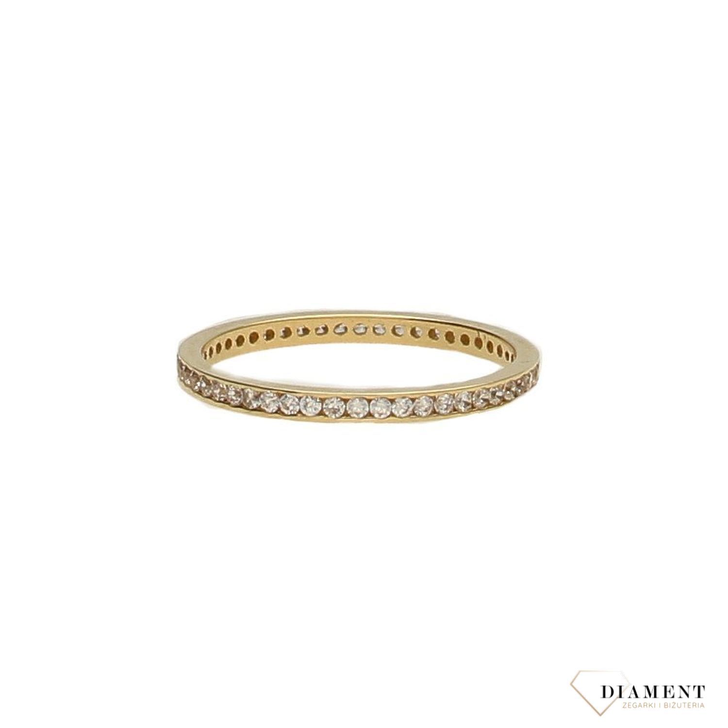 Złoty pierścionek 585 obrączka z białymi cyrkoniami.jpg