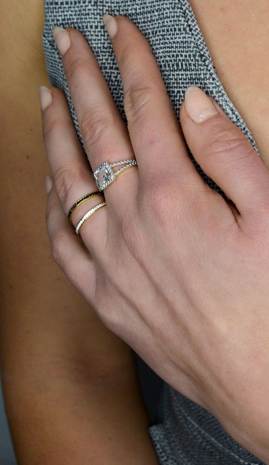 Złoty pierścionek 585 obrączka z czarnymi cyrkoniami wykonany ze złota próby 585 DIA-PRS-1749-585.jpg