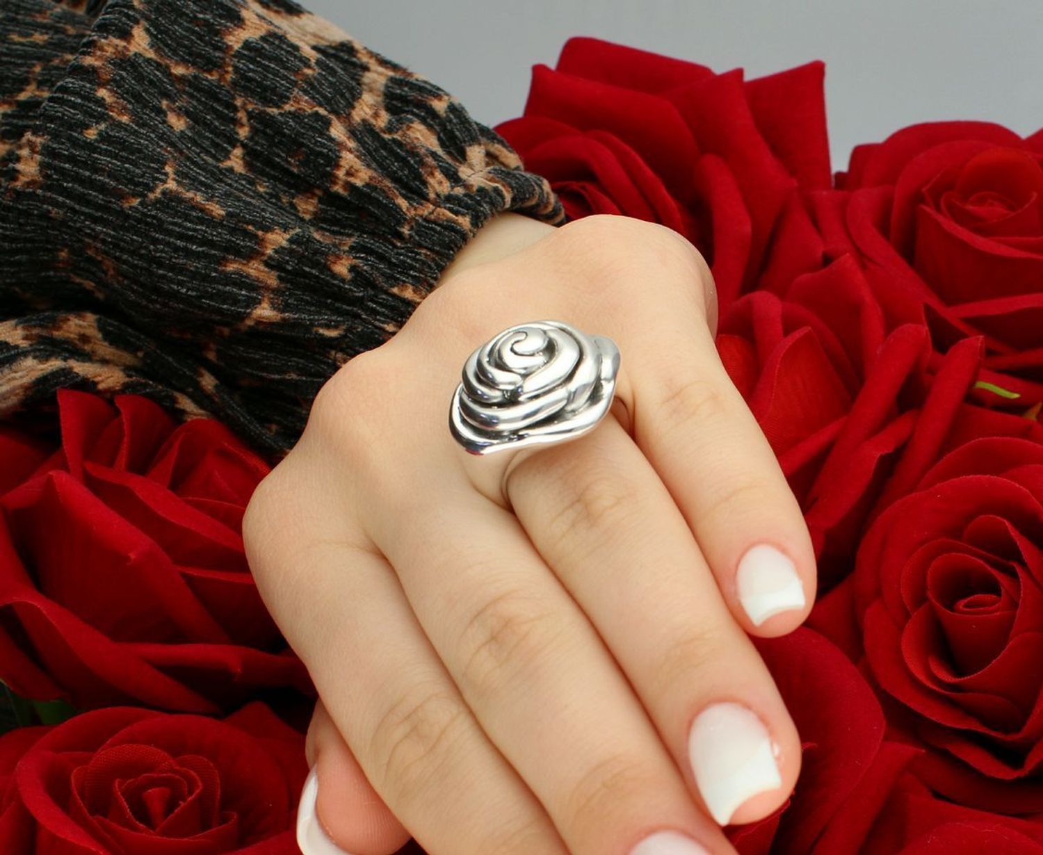 Pierścionek srebrny duża róża próba 925, DIA-PRS-17644R-925.  Pierścionek srebrny z dużą różą, wykonany z wysokiej próby 925. Elegancki i romantyczny design1.jpg
