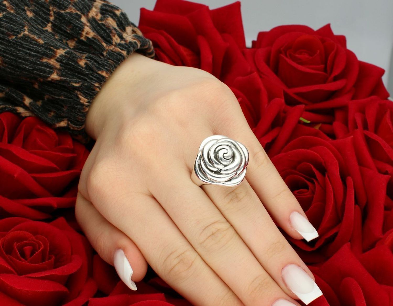 Pierścionek srebrny duża róża próba 925, DIA-PRS-17644R-925.  Pierścionek srebrny z dużą różą, wykonany z wysokiej próby 925. Elegancki i romantyczny design1.jpg