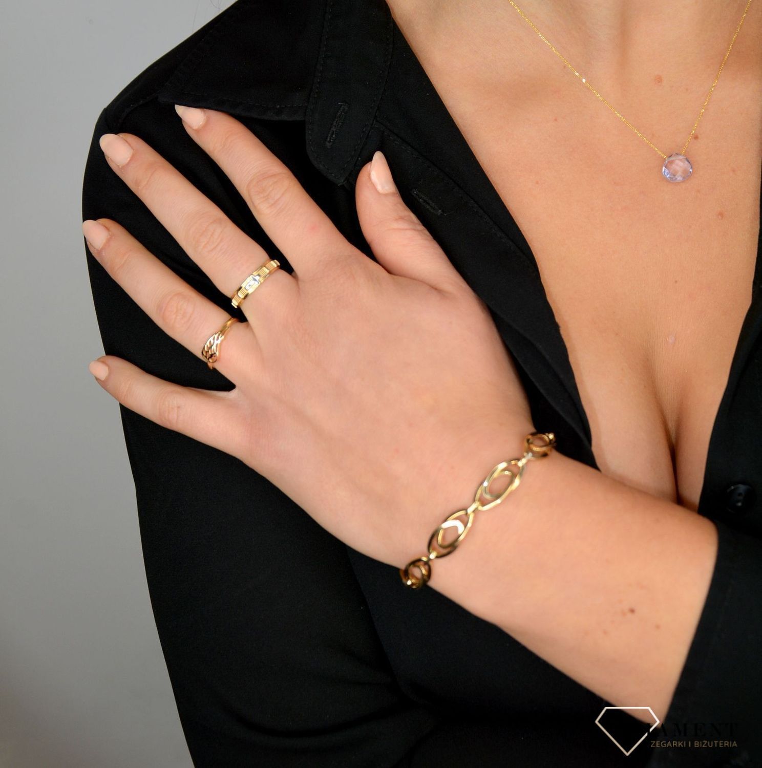 Złoty pierścionek obrączka 585 z motywem różańca i krzyżem z białego złota.jpg