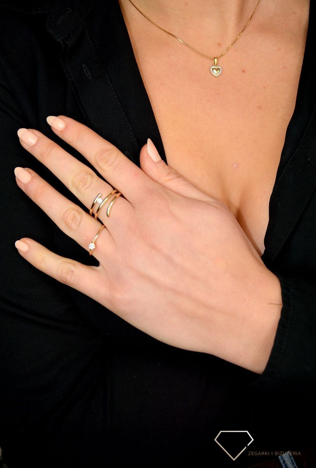 Szeroki złoty pierścionek 585 z cyrkonią DIA-PRS-1782-585.jpg