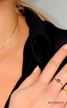 Złoty pierścionek 585 czarne cyrkonie DIA-PRS-1784-585 💎 Złoty pierścionek wykonany z najwyższej jakości złota próby 585 (2).JPG