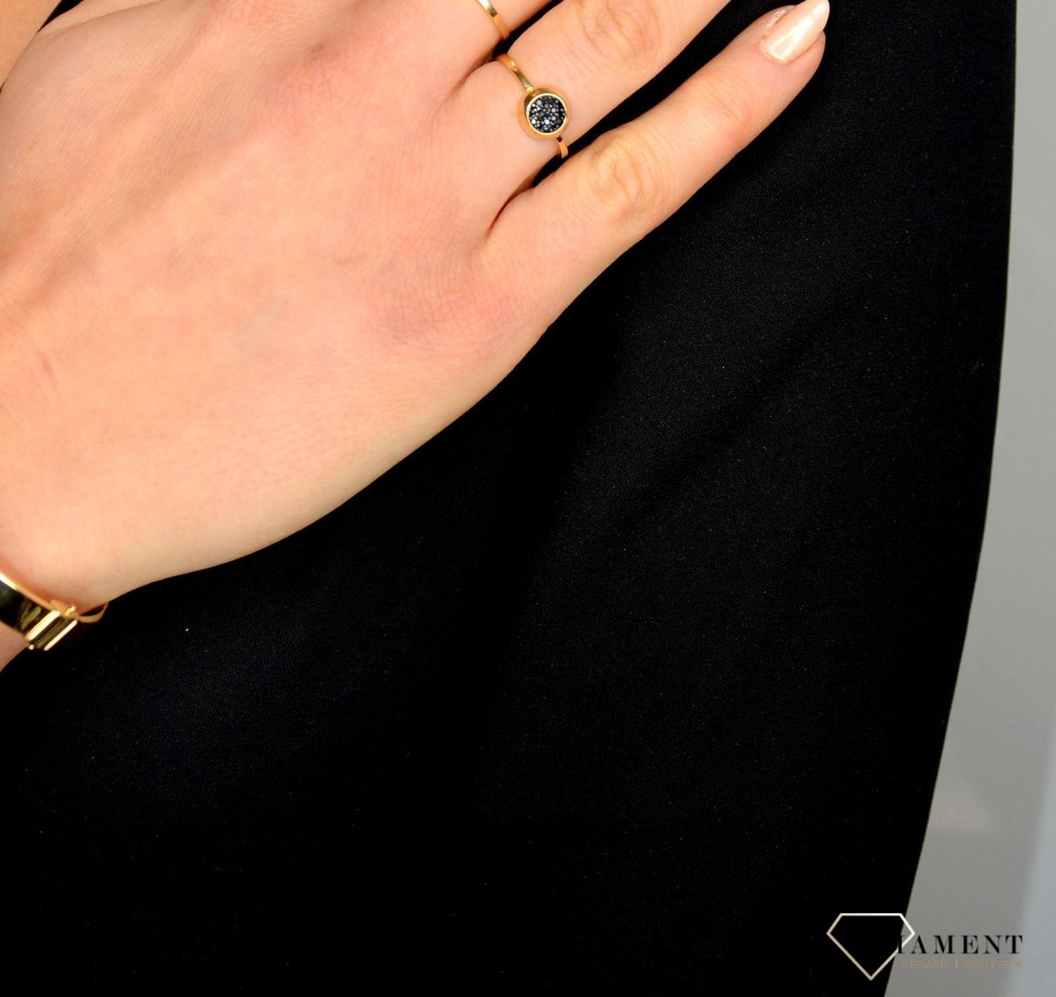 Złoty pierścionek 585 czarne cyrkonie w złotej oprawie DIA-PRS-1785-585.jpg