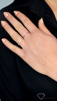 Złoty pierścionek 585 obrączka, białe cyrkonie DIA-PRS-1786-585 💎 Złoty pierścionek wykonany z najwyższej jakości złota próby 585 (4).JPG
