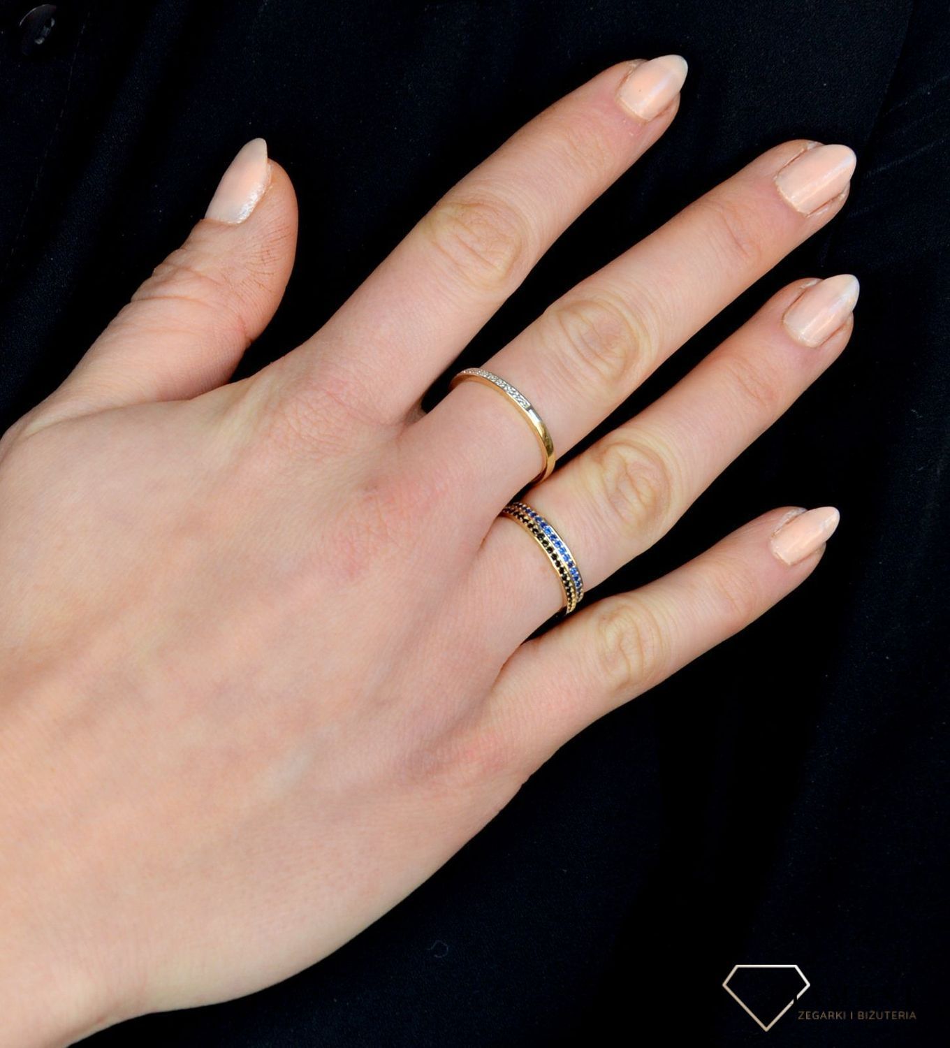 Złoty pierścionek 585 obrączka, niebieskie cyrkonie DIA-PRS-1790-585.jpg