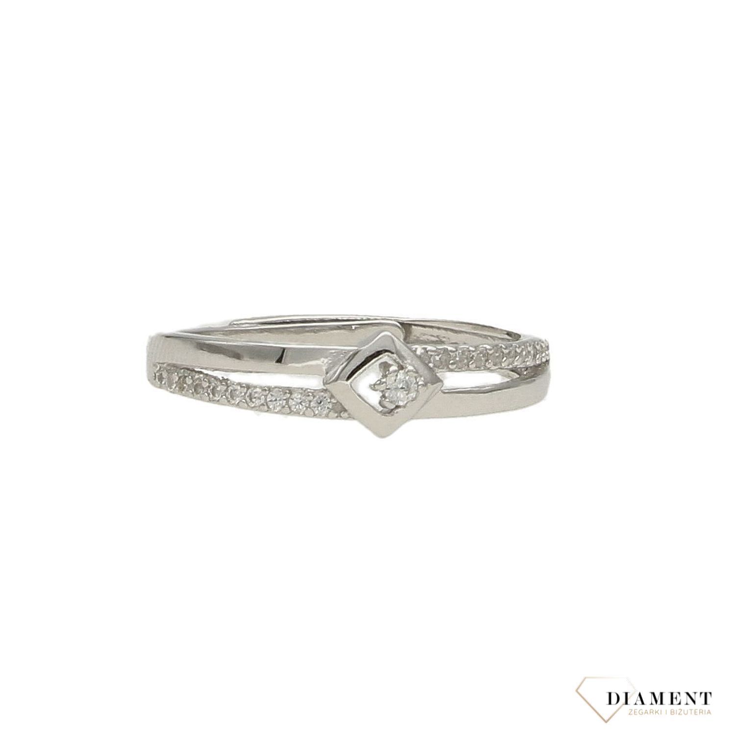 Pierścionek srebrny romb z cyrkoniami DIA-PRS-1937-925 (1).jpg