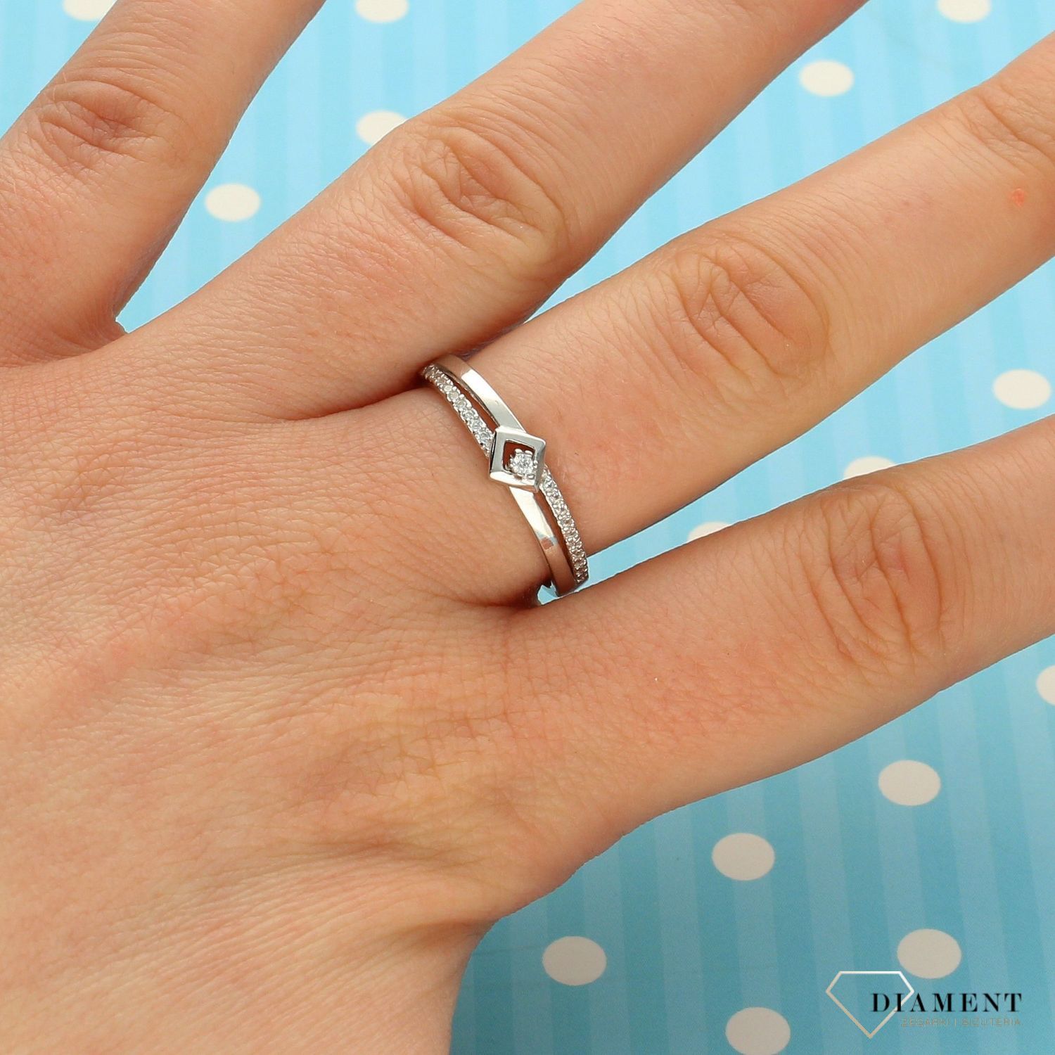 Pierścionek srebrny romb z cyrkoniami DIA-PRS-1937-925 (1).jpg
