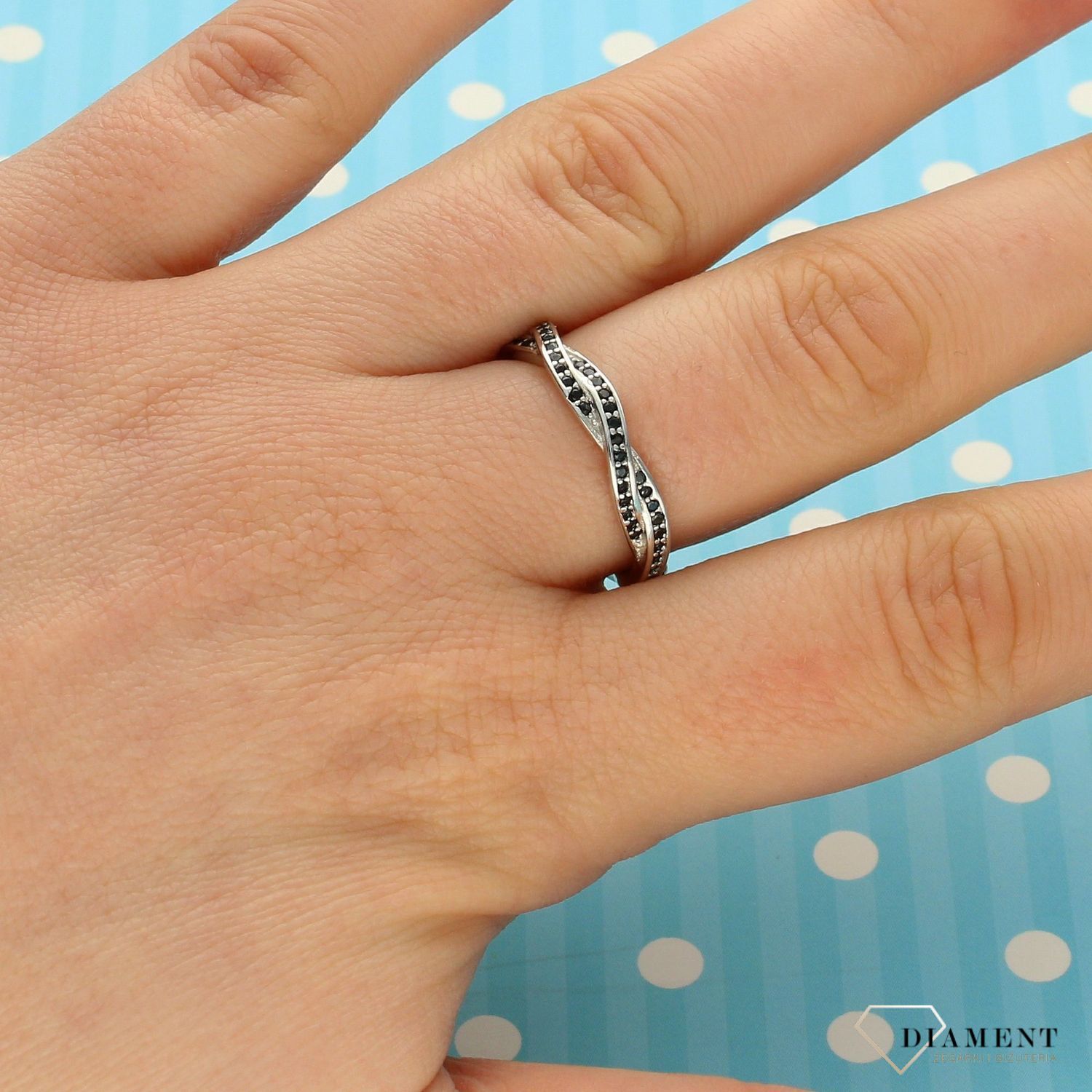 Pierścionek srebrny z czarnymi cyrkoniami DIA-PRS-1943-925 (1).jpg