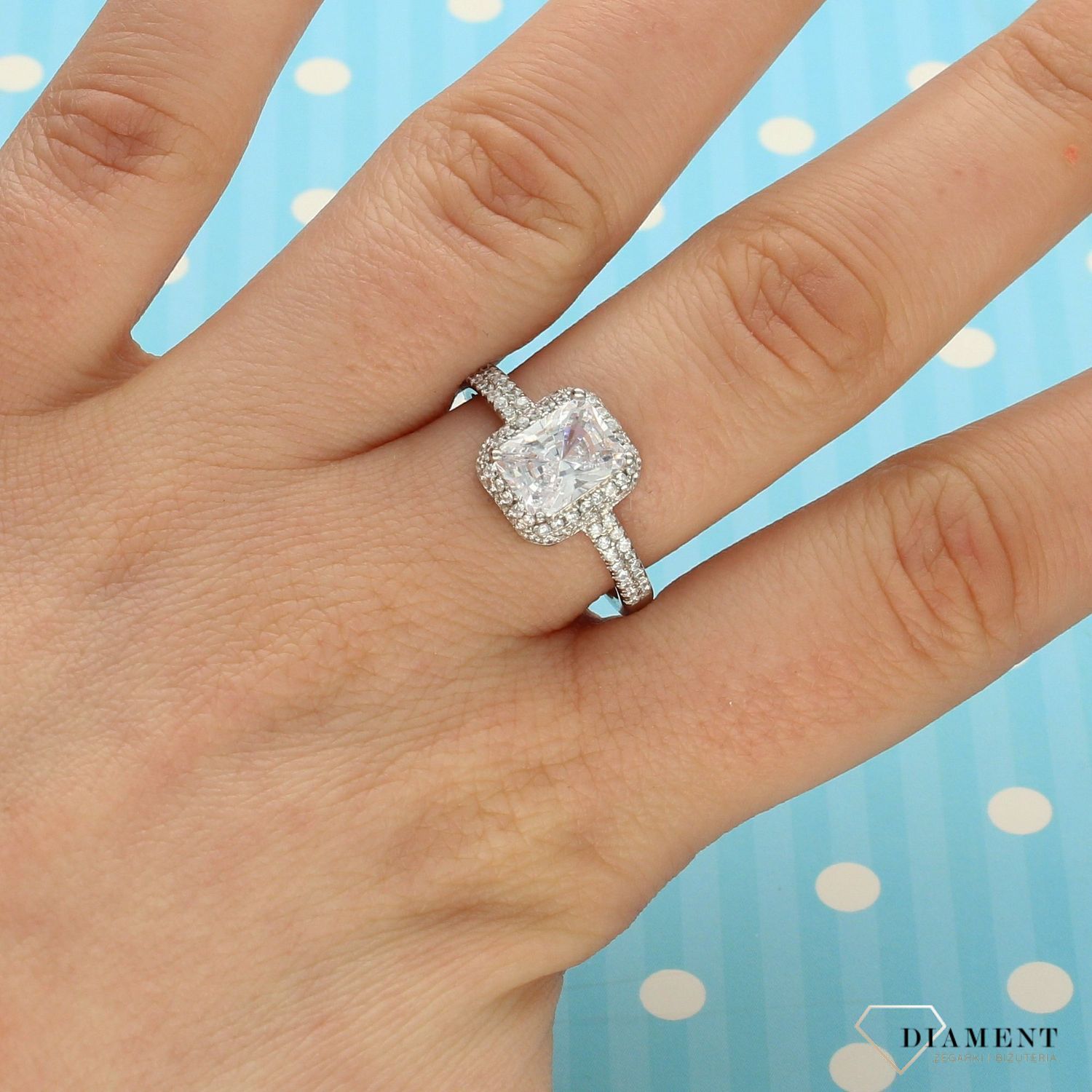 Pierścionek srebrny z wieloma cyrkoniami DIA-PRS-1948-925 (1).jpg