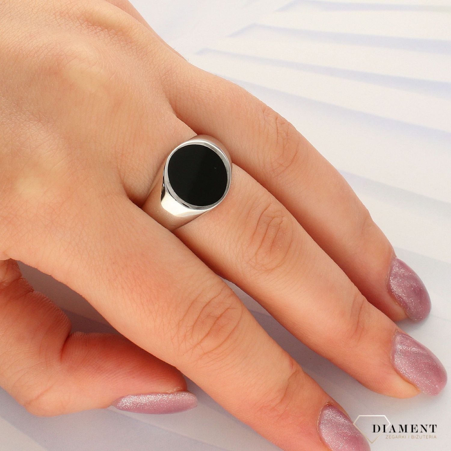 Srebrny okrągły sygnet z onyksem 925 DIA-PRS-2186-925 (1).jpg