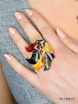 Srebrny pierścionek z dodatkiem bursztynu w trzech kolorach to propozycja od sklepu jubilerskiego Diament. Pierścionek składa się z dużego kwiatka z możliwością delikatnej regulacji pierścionka.6.JPG