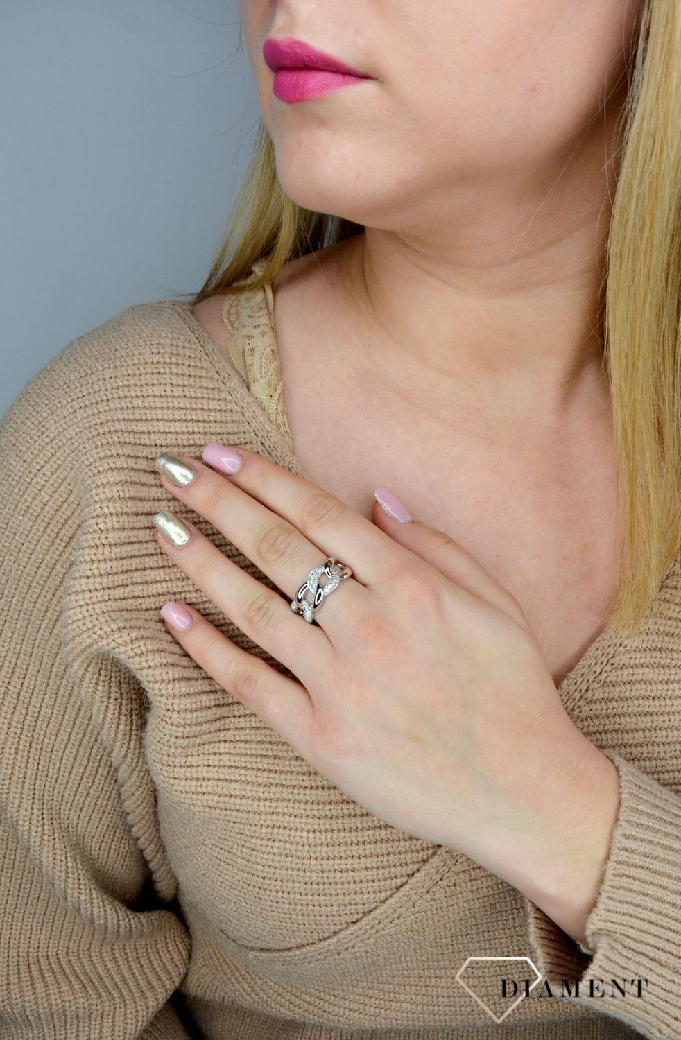 Pierścionek srebrny szeroki 'Pancerka z cyrkoniami' DIA-PRS-2265-925.jpg