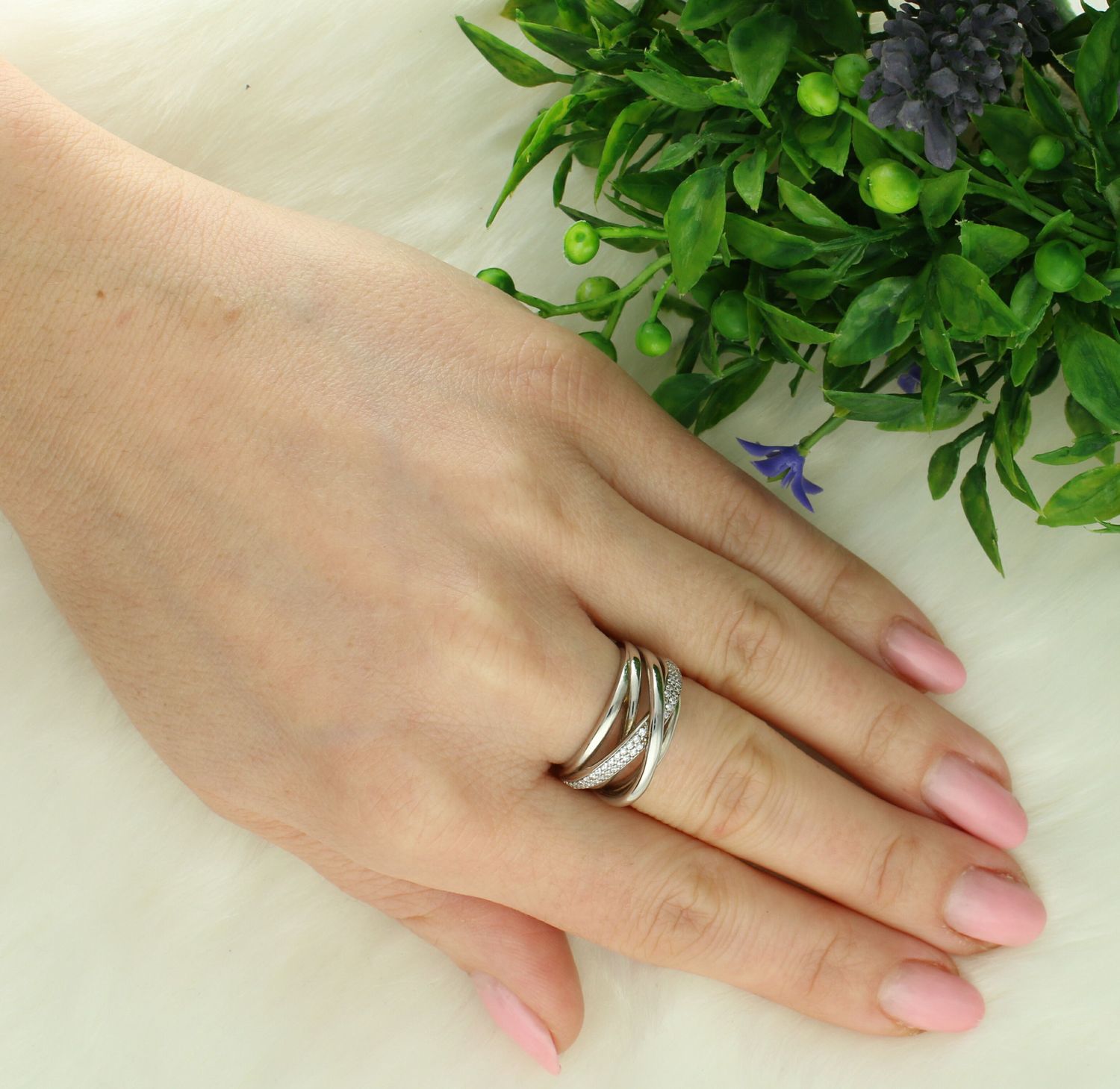 Srebrny pierścionek damski 925 szeroki wysadzany cyrkoniami DIA-PRS-2266-925.  Srebrny pierścionek damski. Pierścionek srebrny dla kobiety. Srebrny pierścionek damski na prezent. Szeroki pierścionek obrączka..jpg