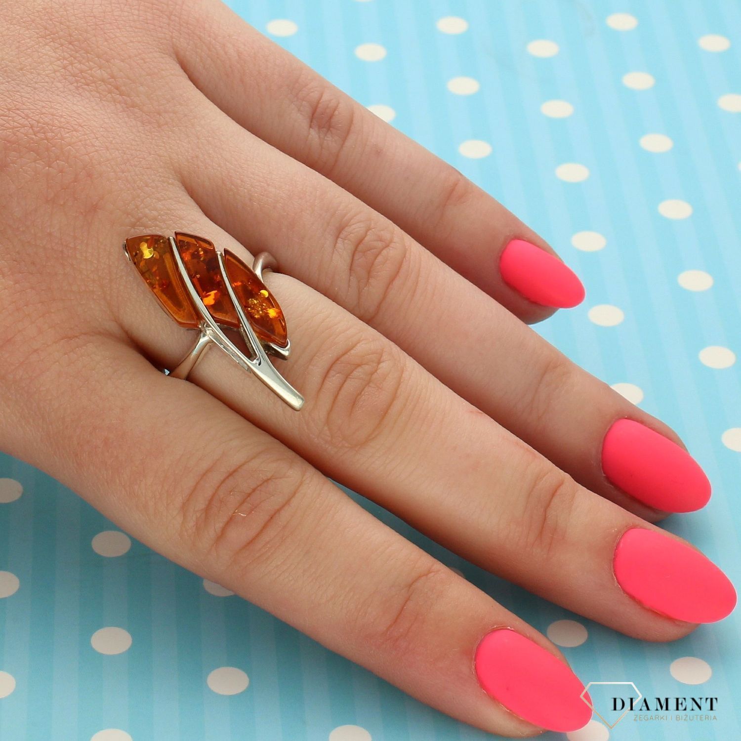 Srebrny pierścionek z bursztynem DIA-PRS-2424-925 (1).jpg