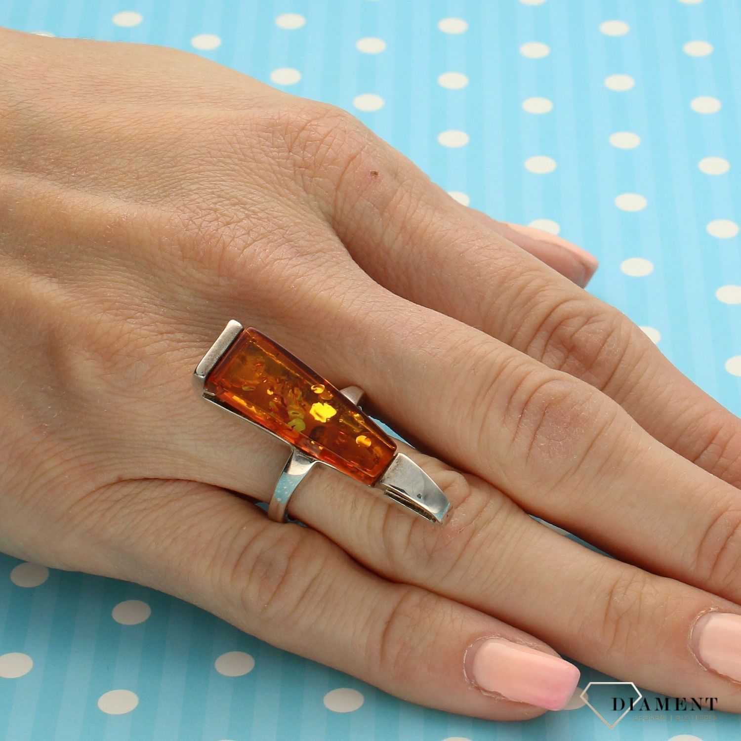 Srebrny pierścionek kieł z bursztynem DIA-PRS-2425-925 (1).jpg