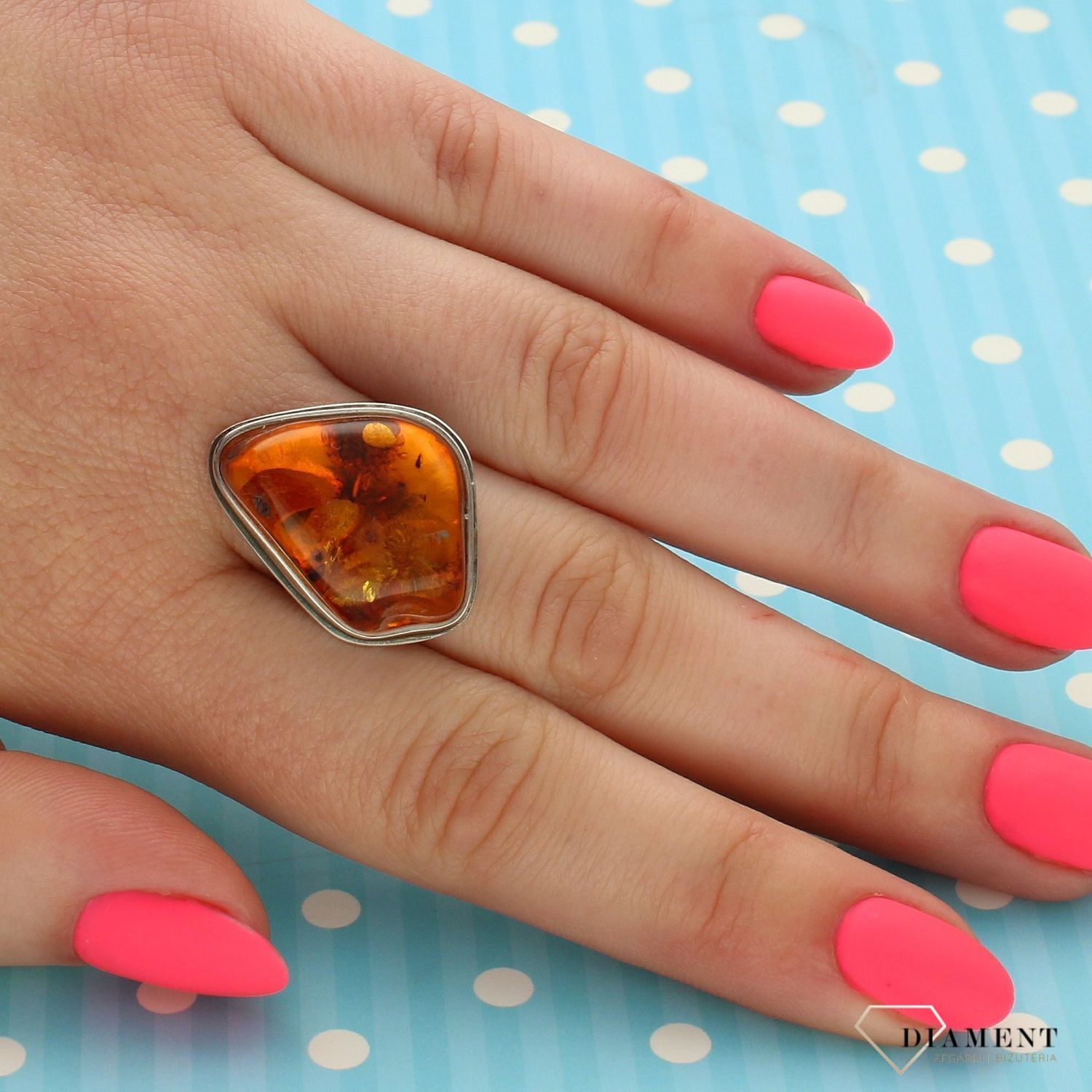 Srebrny pierścionek duży bursztyn DIA-PRS-2426-925 (1).jpg