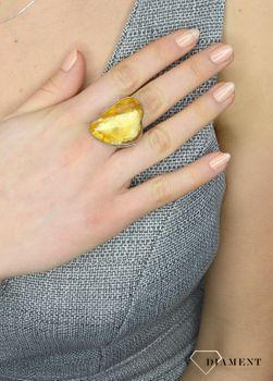 Srebrny pierścionek z dodatkiem bursztynu w mlecznym kolorze DIA-PRS-2445 (1).JPG