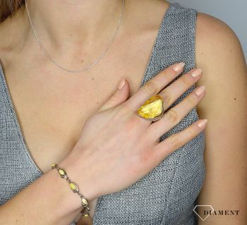 Srebrny pierścionek z dodatkiem bursztynu w mlecznym kolorze DIA-PRS-2445 (5).JPG