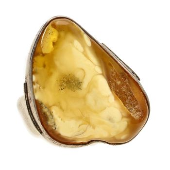 Srebrny pierścionek z dodatkiem bursztynu w mlecznym kolorze DIA-PRS-2445 to propozycja od sklepu jubilerskiego Diament.jpg