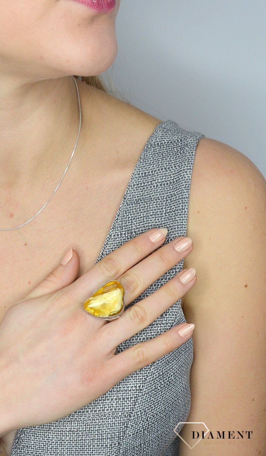 Srebrny pierścionek z dodatkiem bursztynu w mlecznym kolorze DIA-PRS-2445 to propozycja od sklepu jubilerskiego Diament.jpg