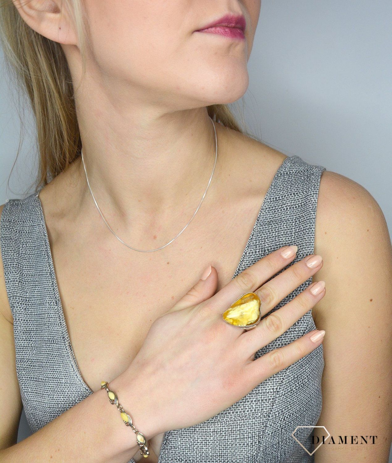 Srebrny pierścionek z dodatkiem bursztynu w mlecznym kolorze DIA-PRS-2445 to propozycja od sklepu jubilerskiego Diament.jpg