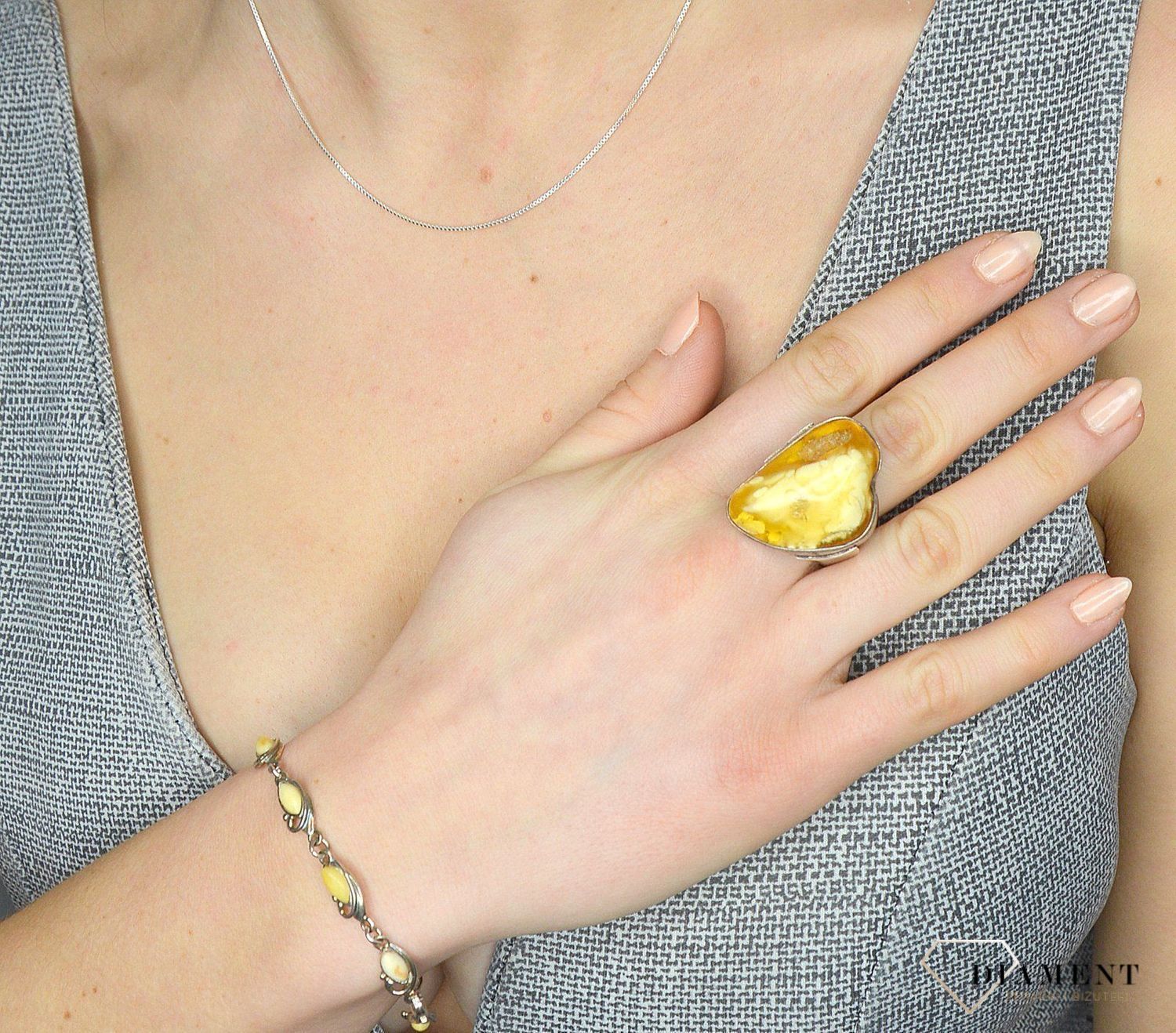 Srebrny pierścionek z dodatkiem bursztynu w mlecznym kolorze DIA-PRS-2445 to propozycja od sklepu jubilerskiego Diament.jpg