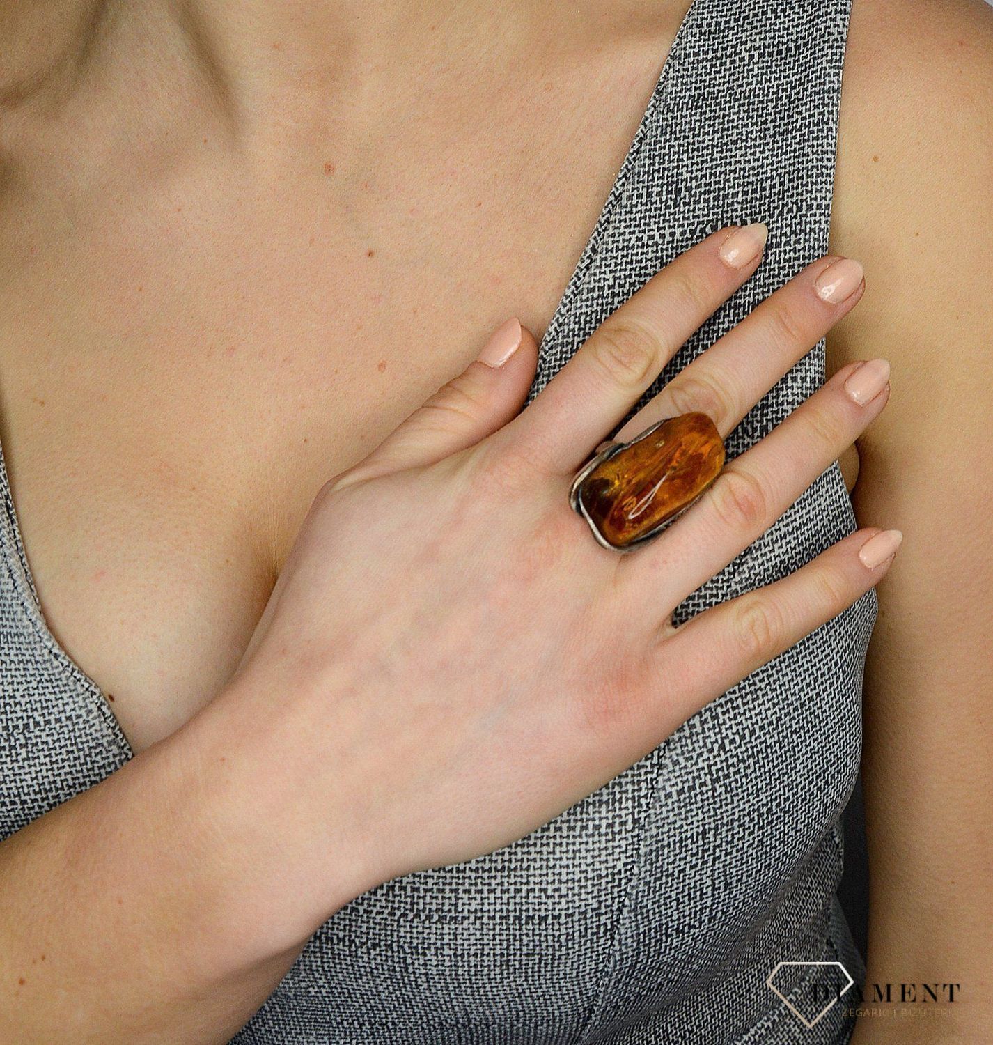 Pierścionek srebrny z bursztynem w kolorze brązu DIA-PRS-2446-bursztyn.jpg