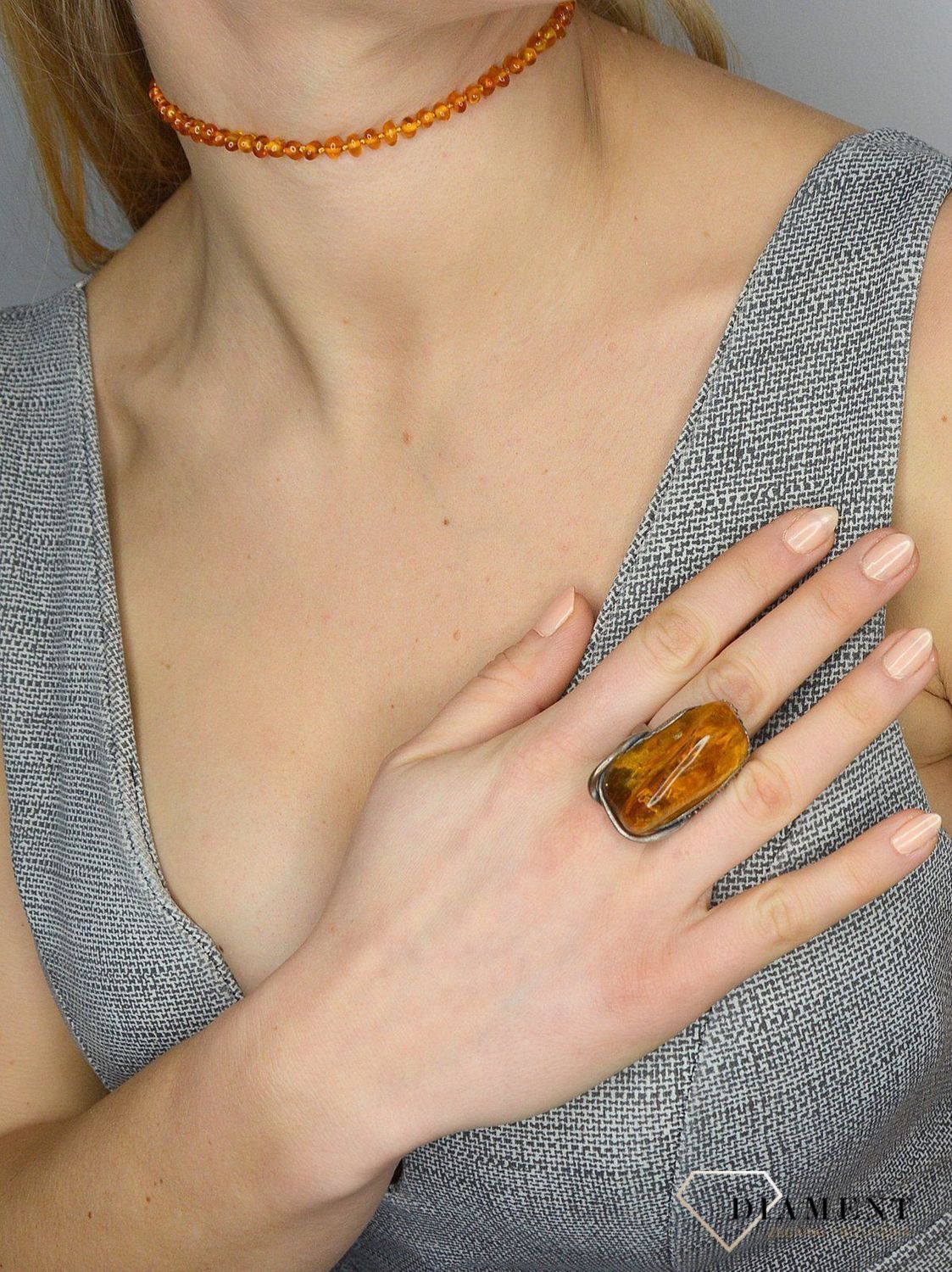 Pierścionek srebrny z bursztynem w kolorze brązu DIA-PRS-2446-bursztyn.jpg