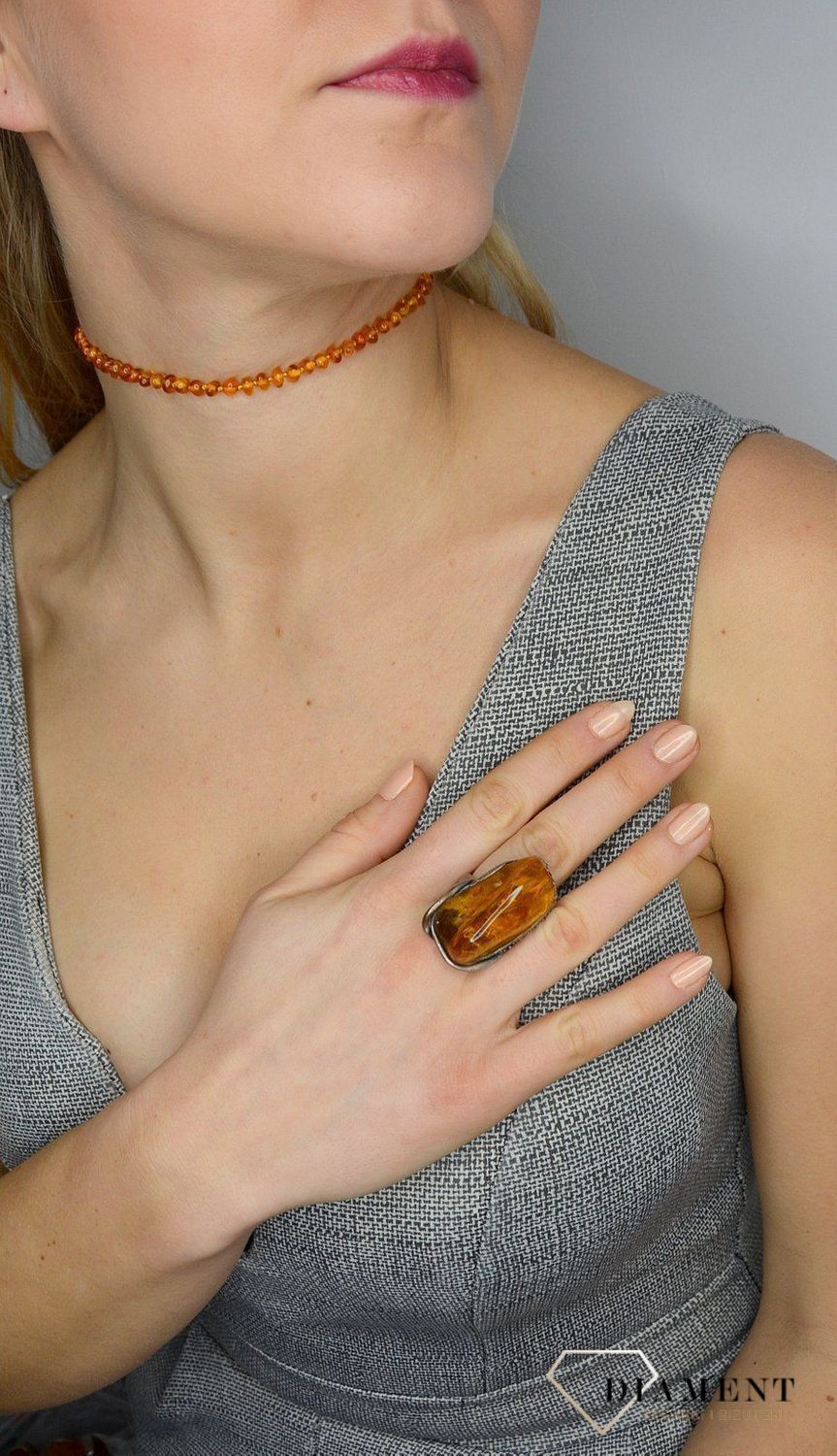 Pierścionek srebrny z bursztynem w kolorze brązu DIA-PRS-2446-bursztyn.jpg