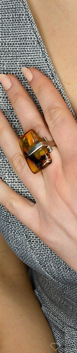 Pierścionek srebrny z bursztynem w miodowym kolorze DIA-PRS-2447 to propozycja od sklepu jubilerskiego Diament..jpg