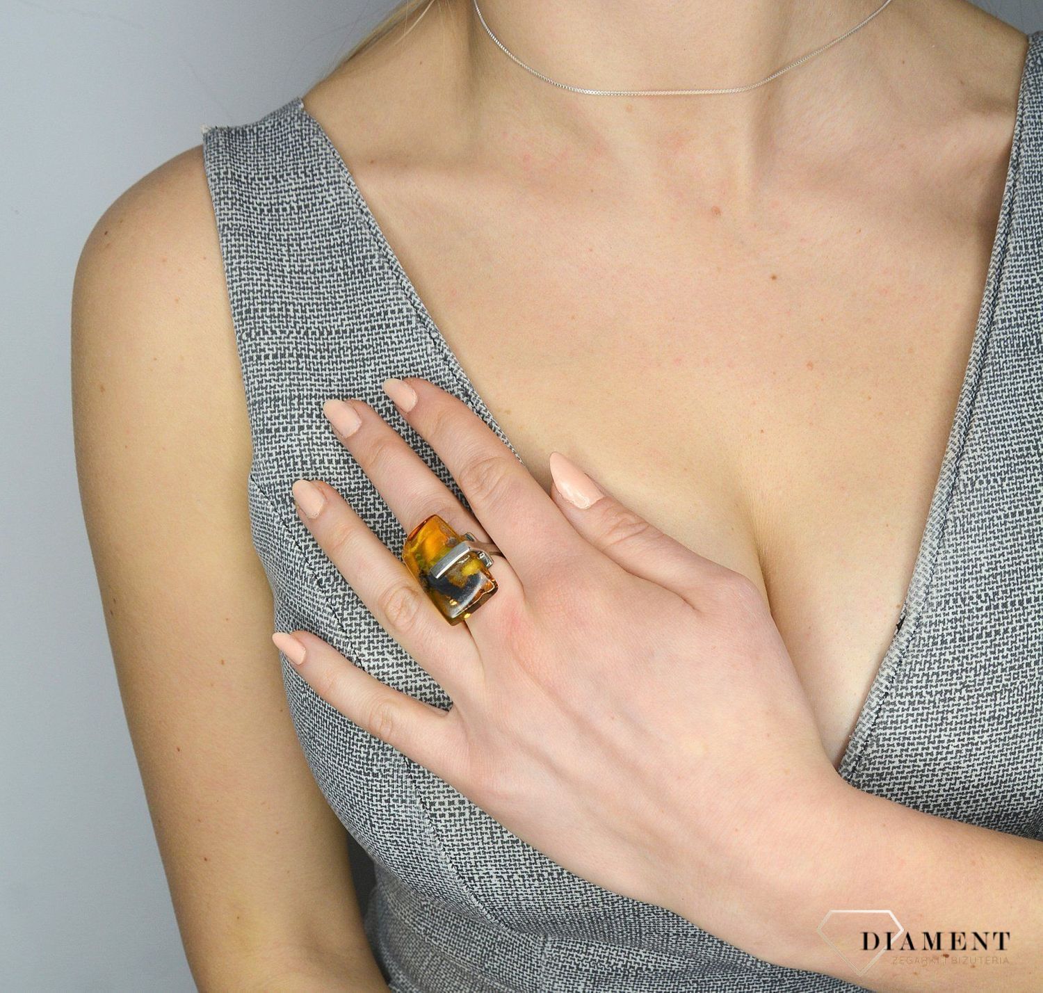 Pierścionek srebrny z bursztynem w miodowym kolorze DIA-PRS-2447 to propozycja od sklepu jubilerskiego Diament..jpg
