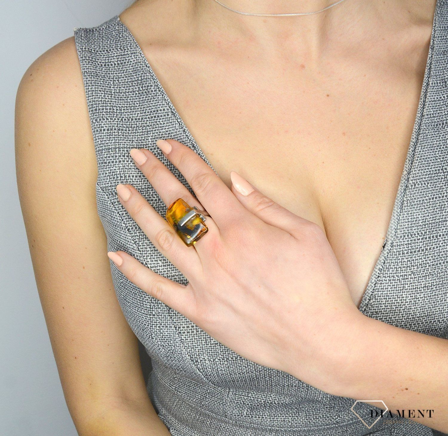 Pierścionek srebrny z bursztynem w miodowym kolorze DIA-PRS-2447 to propozycja od sklepu jubilerskiego Diament..jpg