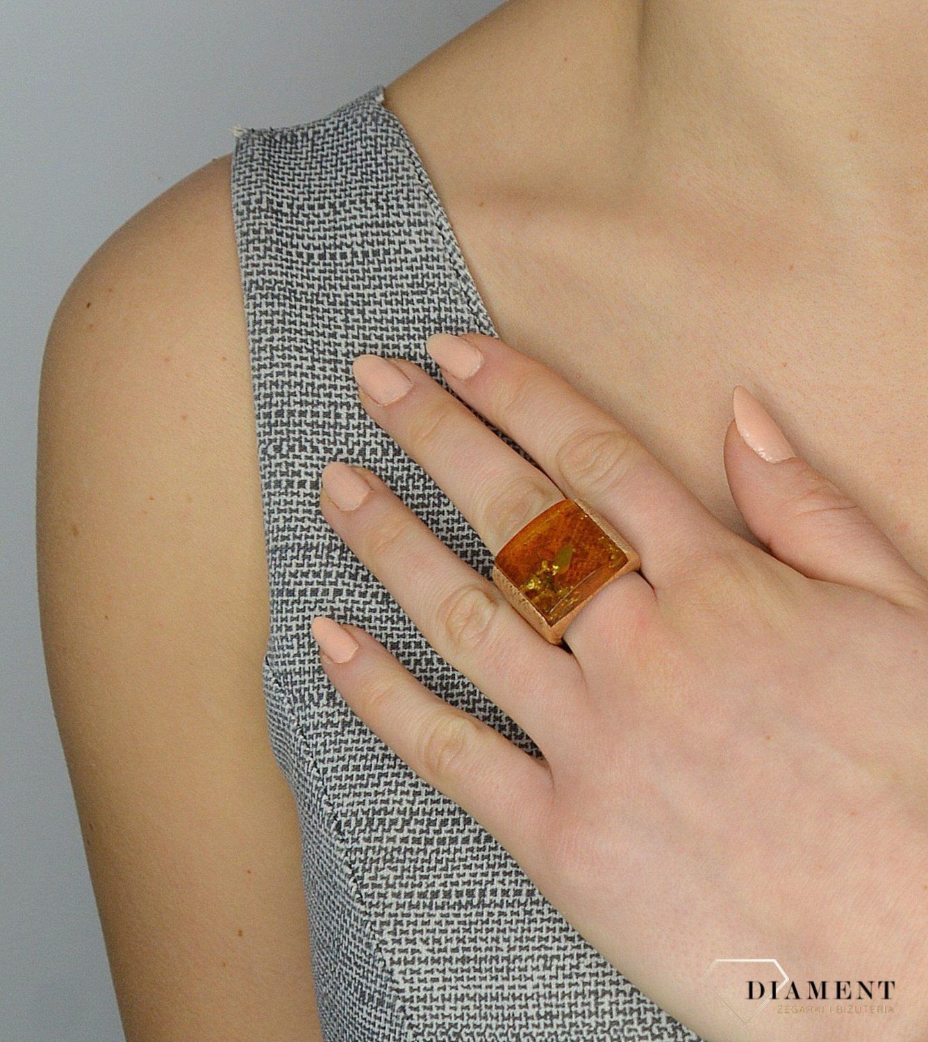 Drewniany pierścionek z bursztynem DIA-PRS-2448.jpg