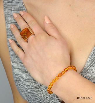 Drewniany pierścionek z bursztynem DIA-PRS-2448 to propozycja od sklepu jubilerskiego Diament. Biżuteria dla osoby, która lubi okazałość i elegancje w swoich stylizacjach (4).JPG