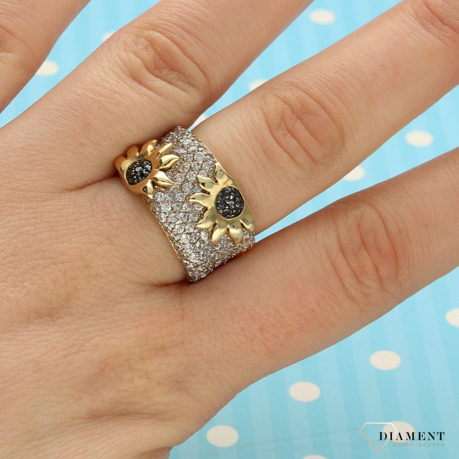 Pierścionek złoty 585 z cyrkoniami i kwiatami DIA-PRS-2578-585 Ponadczasowy wzór inspirowany ikonami sztuki jubilerskiej (1).jpg