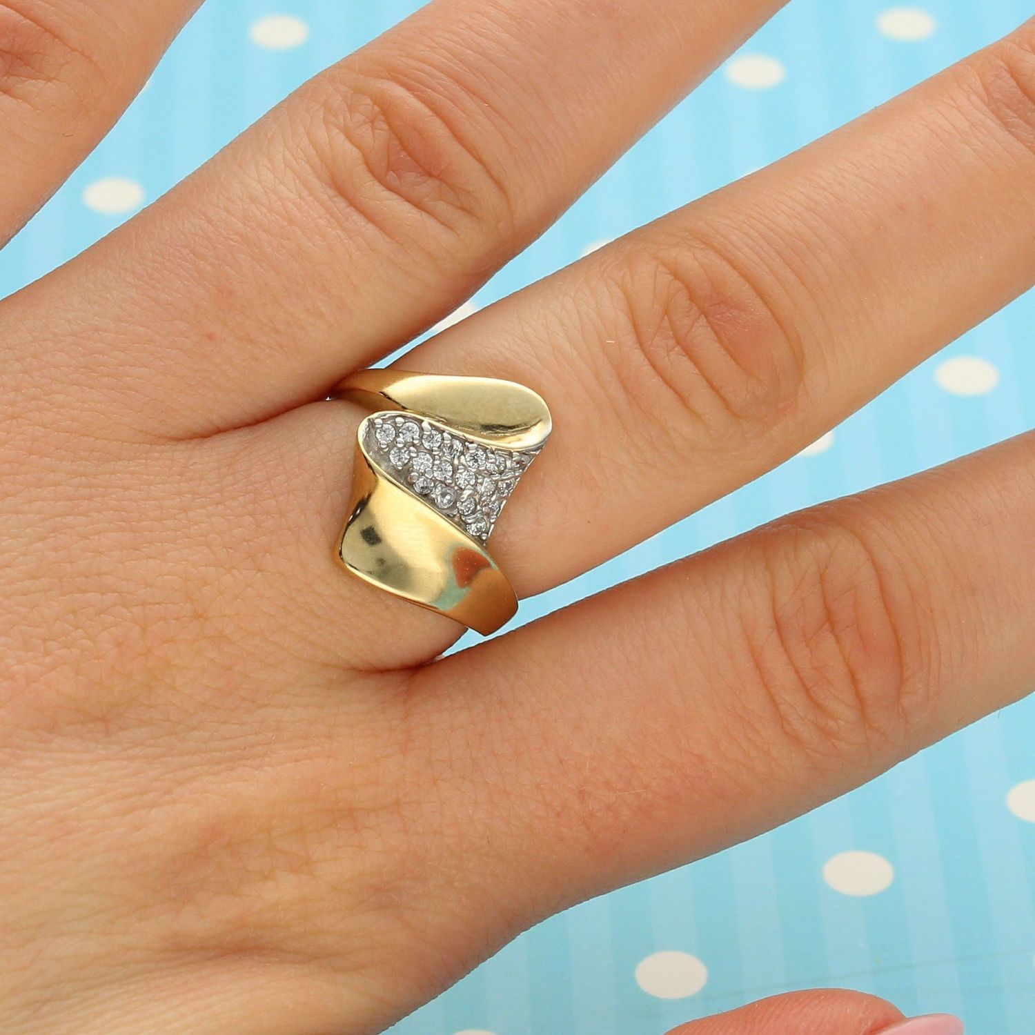 Złoty pierścionek 585 czarne i białe cyrkonie w złotej oprawie DIA-PRS-2580-333 💎 (1).jpg