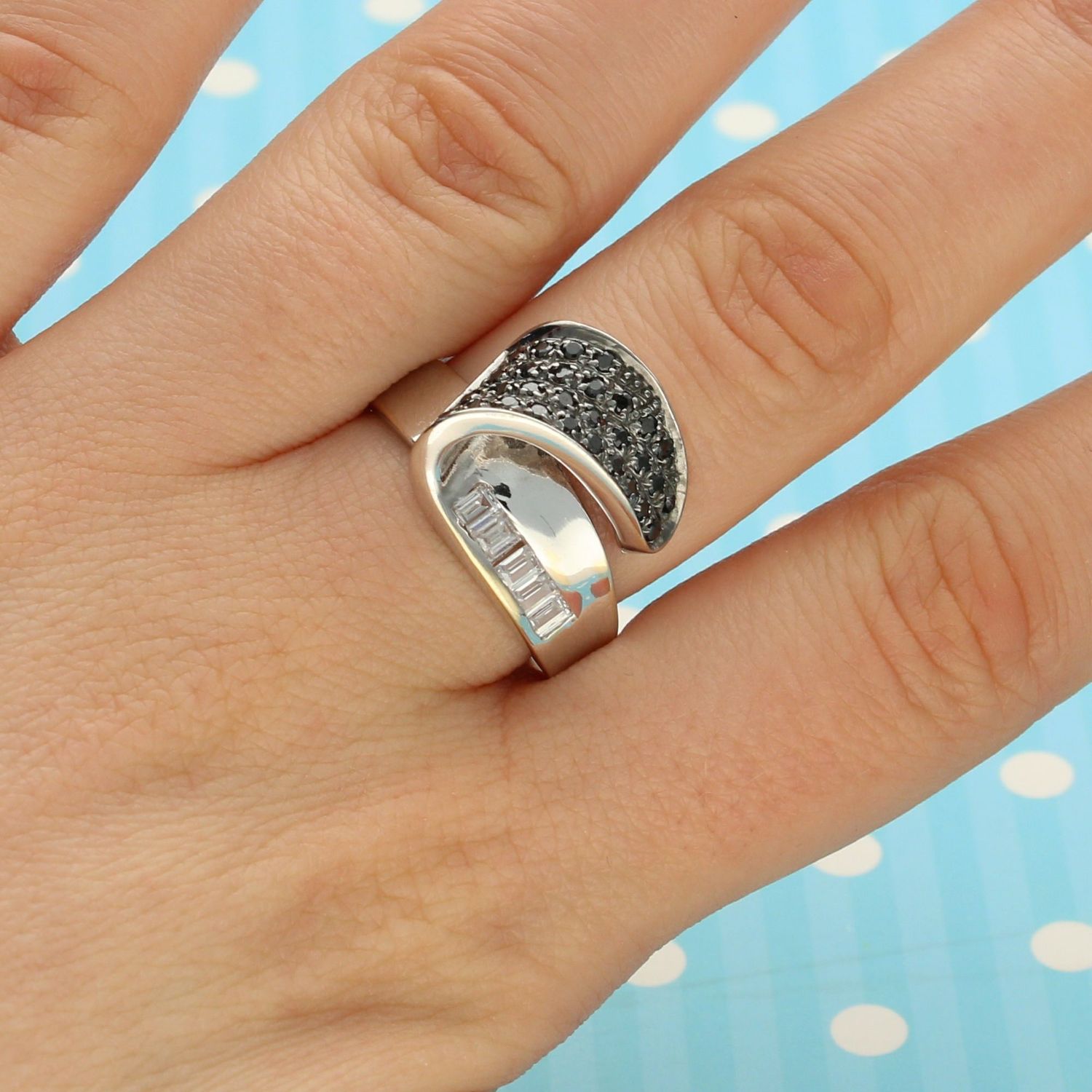 Szeroki pierścionek 585 białe złoto z cyrkoniami DIA-PRS-2584-585 💎 Złoty pierścionek wykonany z najwyższej jakości złota próby 585 (1).jpg