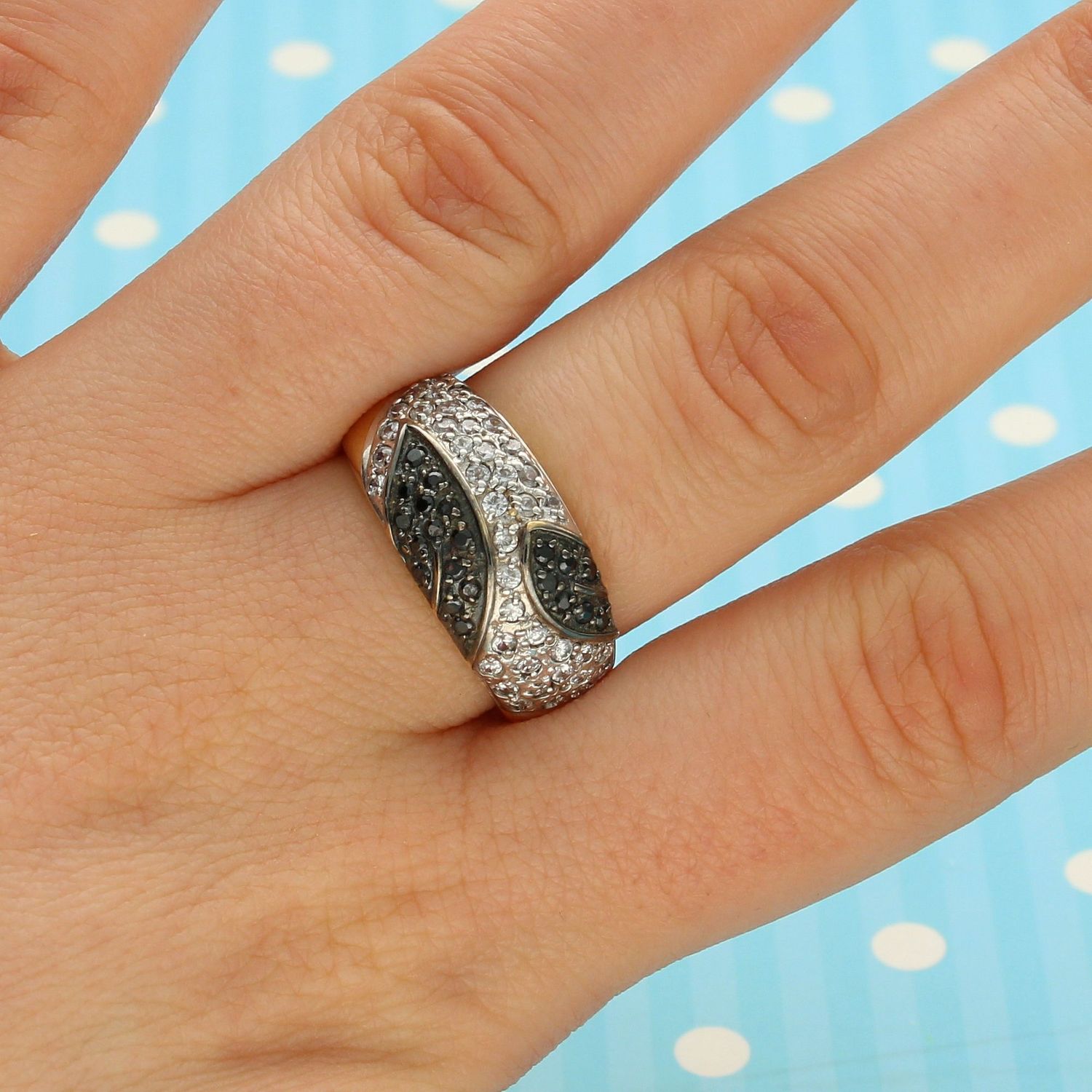 Złoty pierścionek 585 czarne i białe cyrkonie w złotej oprawie DIA-PRS-2580-333 (1).jpg