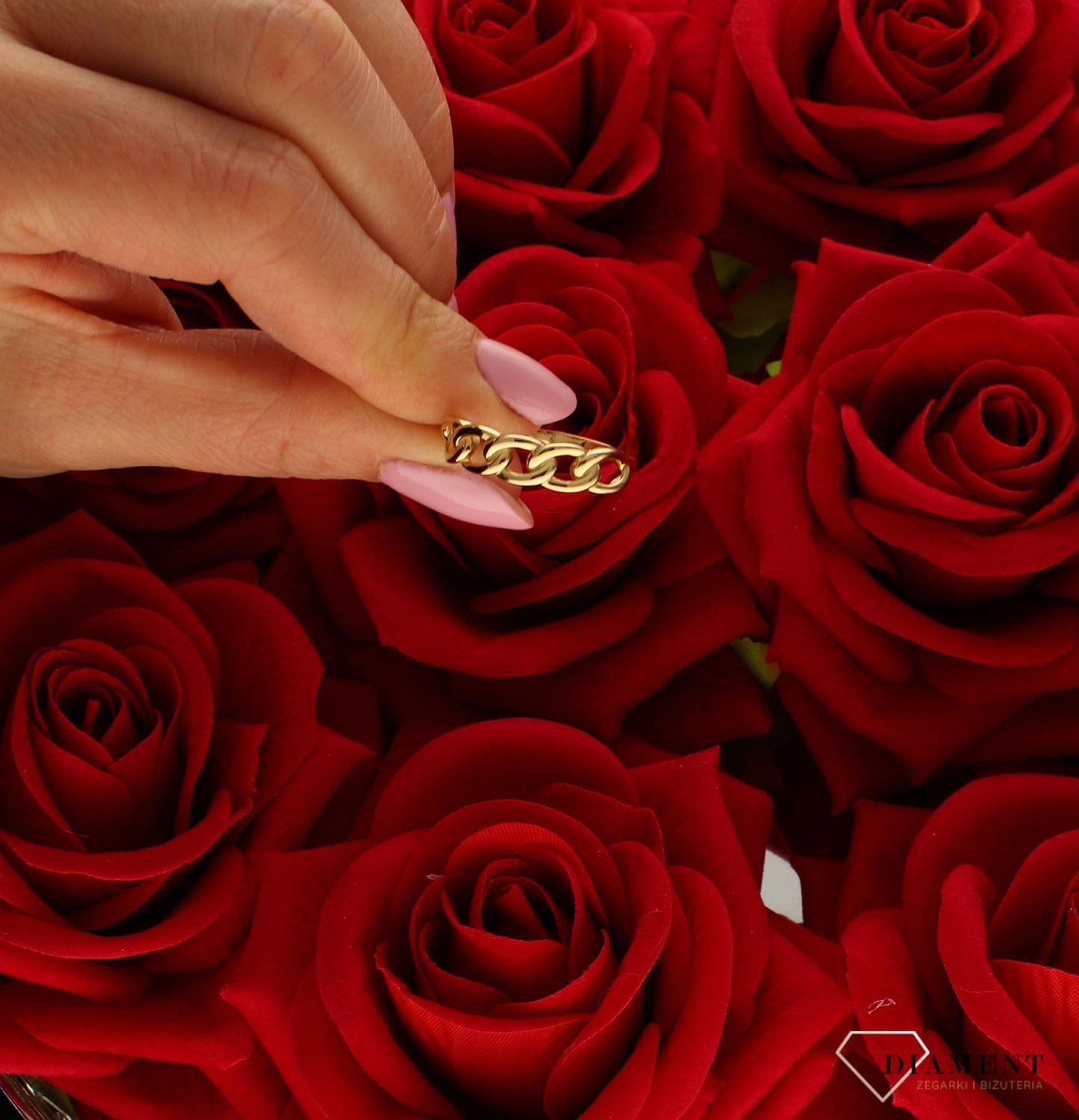 Złoty pierścionek damski 585 Złączone ogniwka.jpg