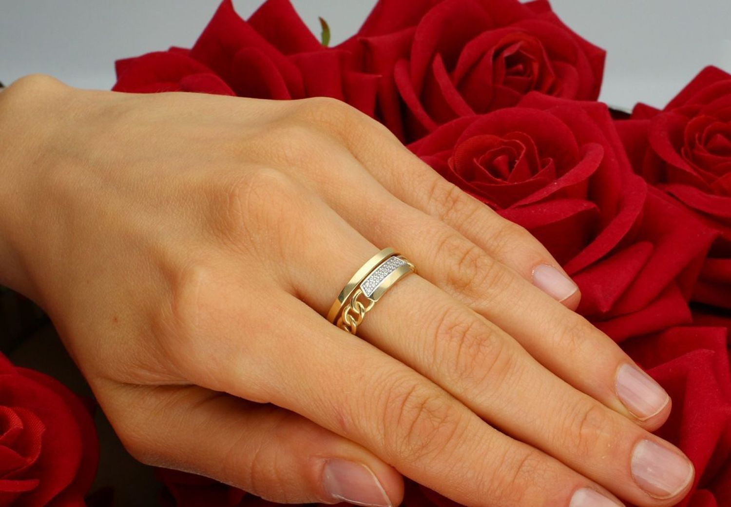 Złoty pierścionek damski próba 585, model DIA-PRS-2672-585. Szeroki, zdobiony cyrkoniami i wzorem pancerki. 2,81 g, szerokość góry 7 mm, 1.jpg