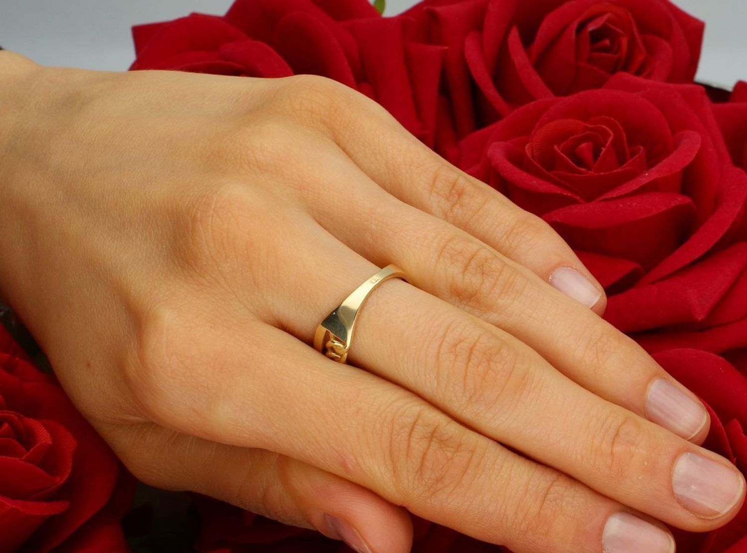 Złoty pierścionek damski próba 585, model DIA-PRS-2672-585. Szeroki, zdobiony cyrkoniami i wzorem pancerki. 2,81 g, szerokość góry 7 mm, 1.jpg