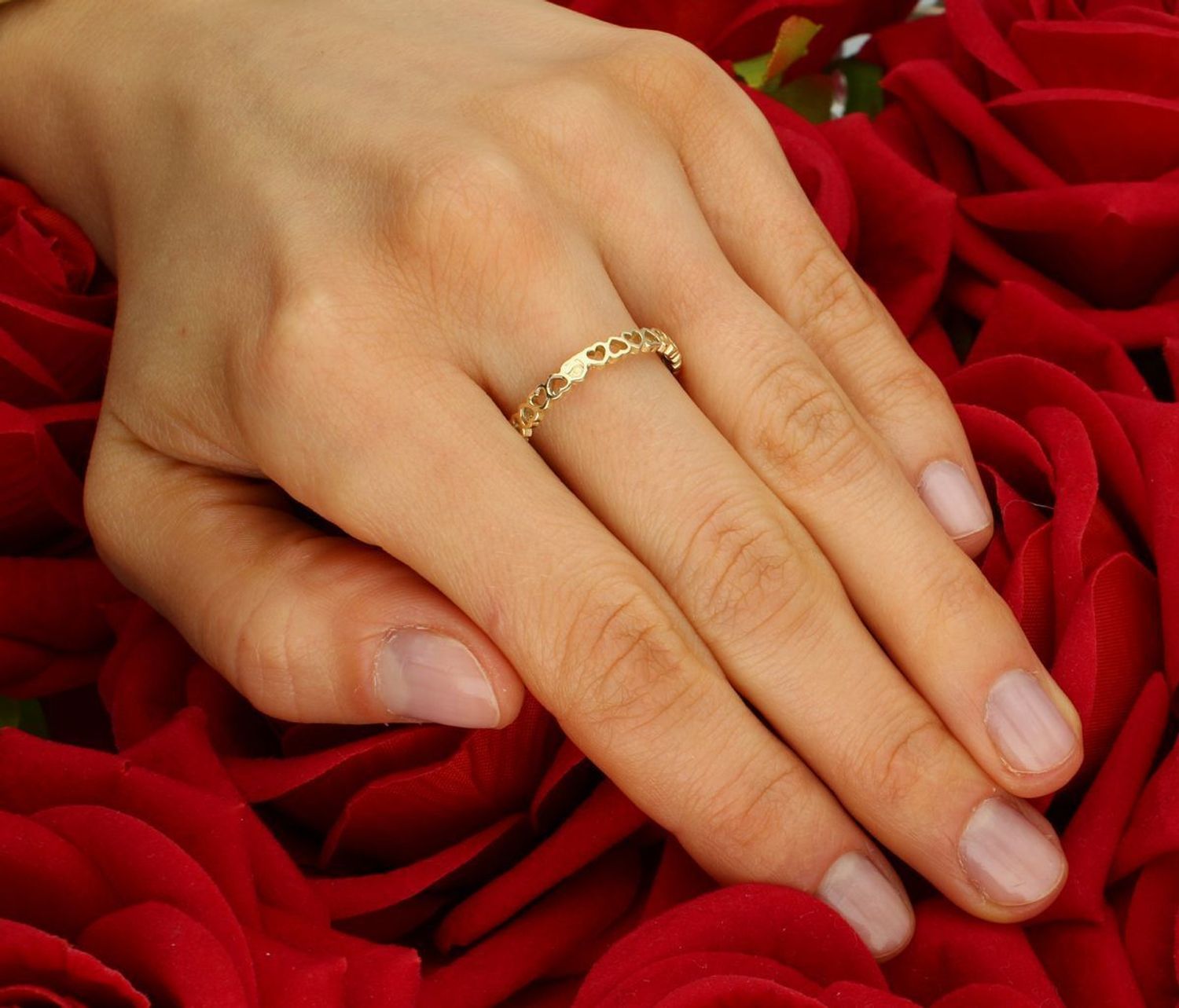 Pierścionek złoty 585 wąska obrączka z serc DIA-PRS-2675-585 Złoty pierścionek wąska obrączka ozdobiona wzorem gładkich serduszek. Efektowny i niezwykle szykowny dodatek do eleganckich oraz co 1.jpg