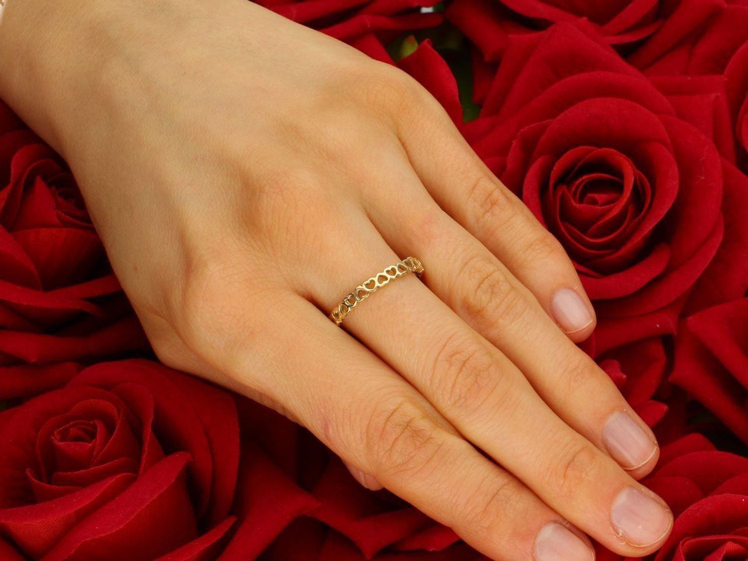 Pierścionek złoty 585 wąska obrączka z serc DIA-PRS-2675-585 Złoty pierścionek wąska obrączka ozdobiona wzorem gładkich serduszek. Efektowny i niezwykle szykowny dodatek do eleganckich oraz co 1.jpg