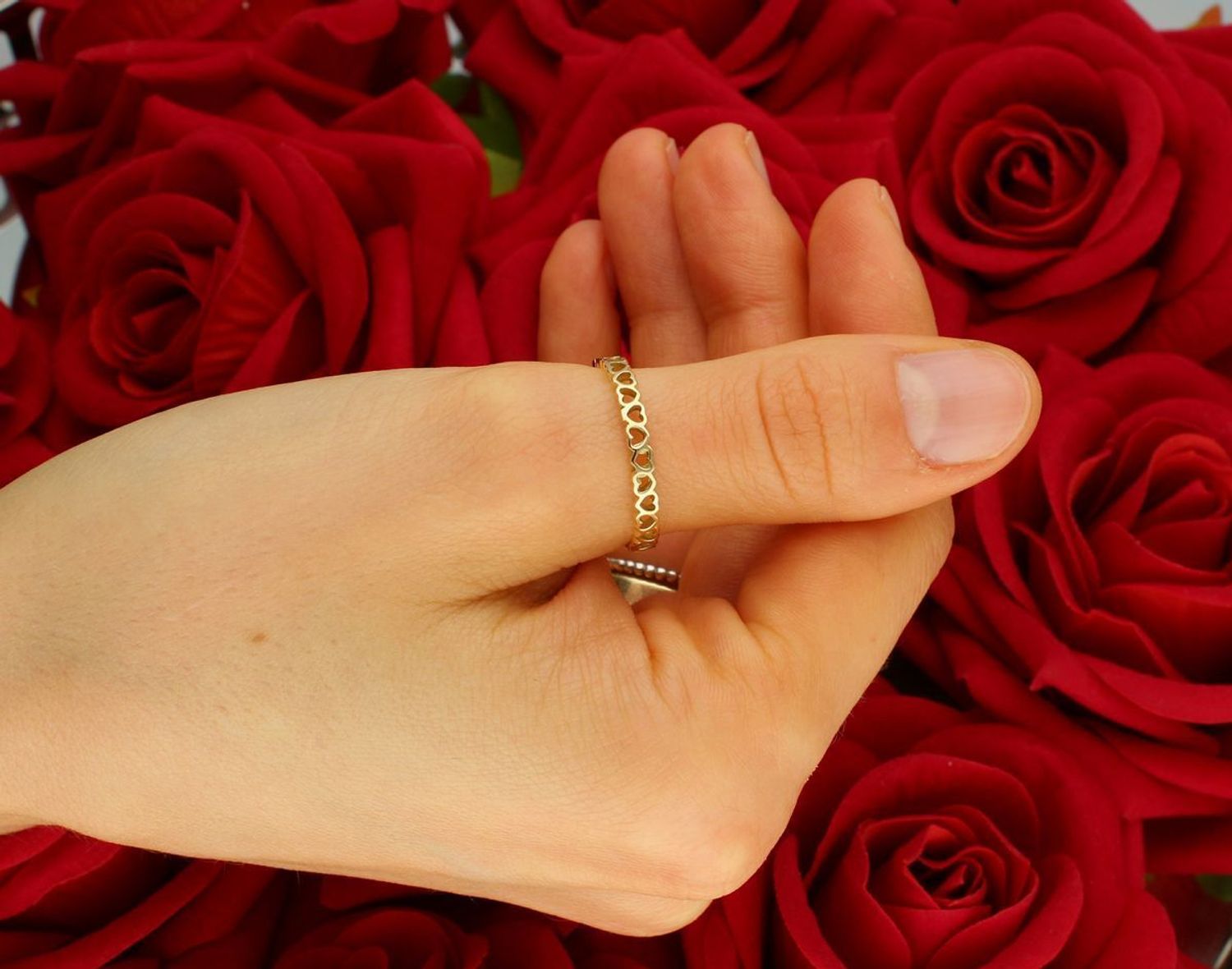 Pierścionek złoty 585 wąska obrączka z serc DIA-PRS-2675-585 Złoty pierścionek wąska obrączka ozdobiona wzorem gładkich serduszek. Efektowny i niezwykle szykowny dodatek do eleganckich oraz co 1.jpg